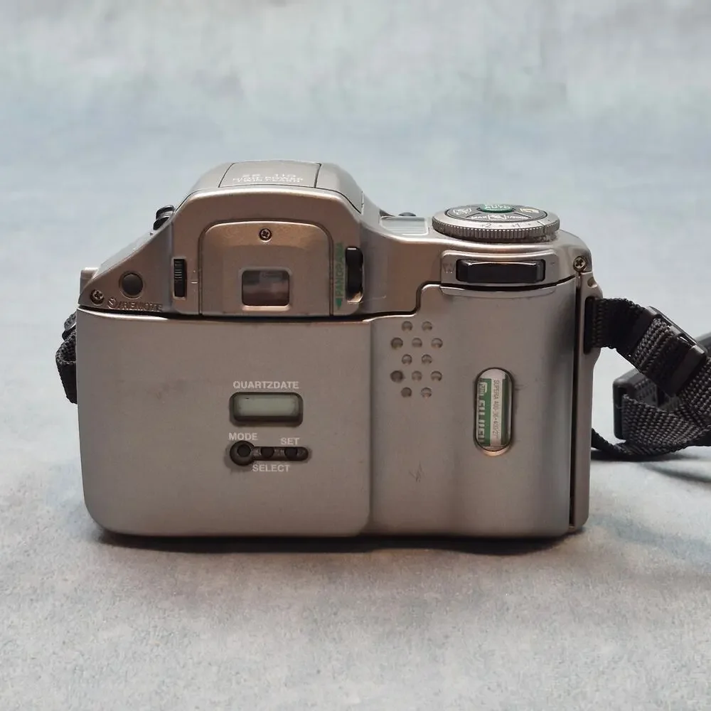 Vintage Olympus IS-30 DLX 35mm Film Camera 28-110mm Zoom Lens Quartzdate